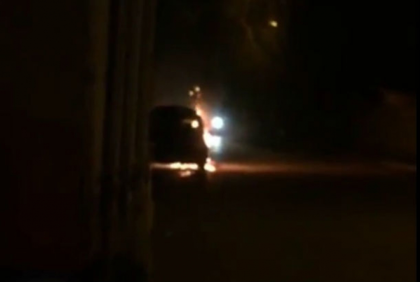 Отчаянно кричащий хозяин горящей иномарки в Ростове попал на видео 