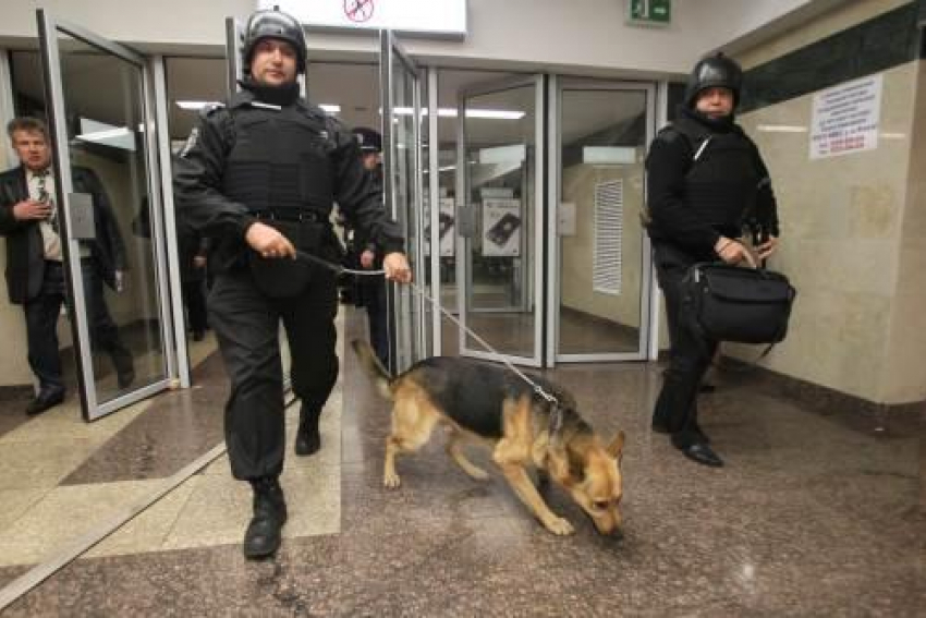 В Пролетарске из-за сообщения о бомбе эвакуировали одно из зданий 