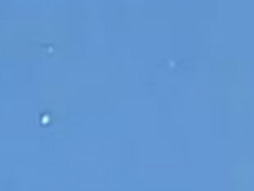 Замершие в ясном безоблачном небе НЛО удивленные ростовчане сняли на видео