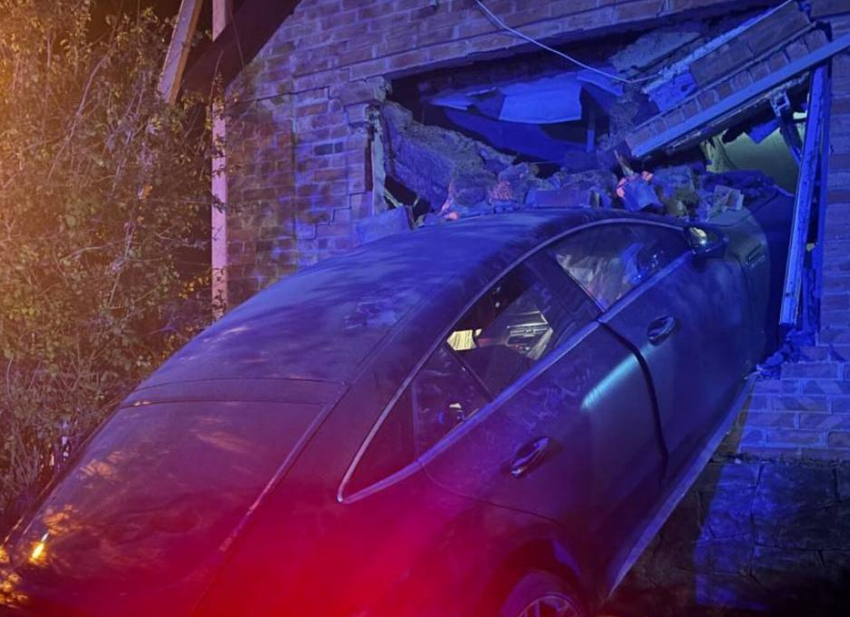 Пьяная автоледи протаранила жилой дом в Ростовской области