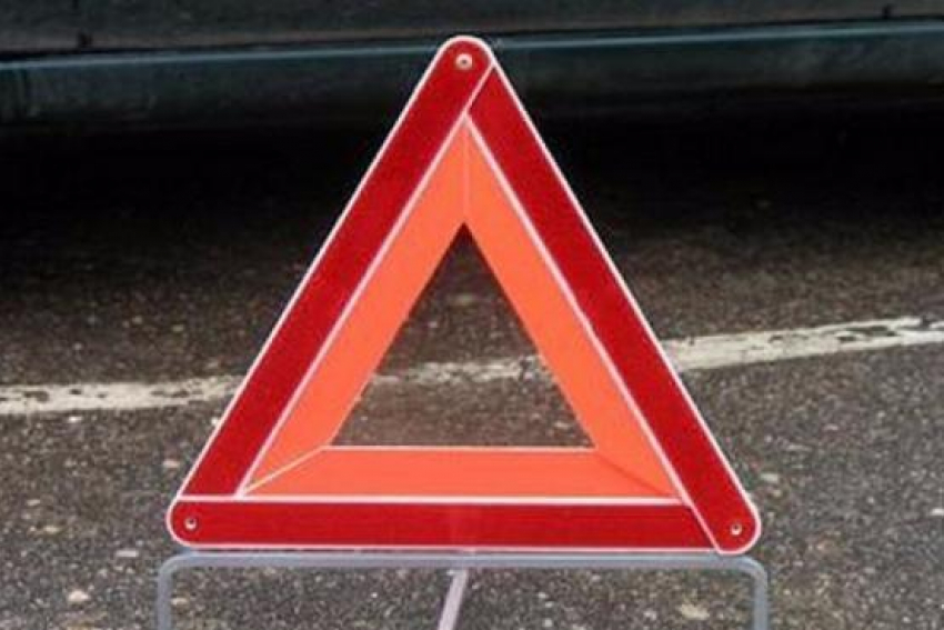 В Таганроге в результате лобового столкновения Hyundai Accent и Daimler-Benz пострадала женщина