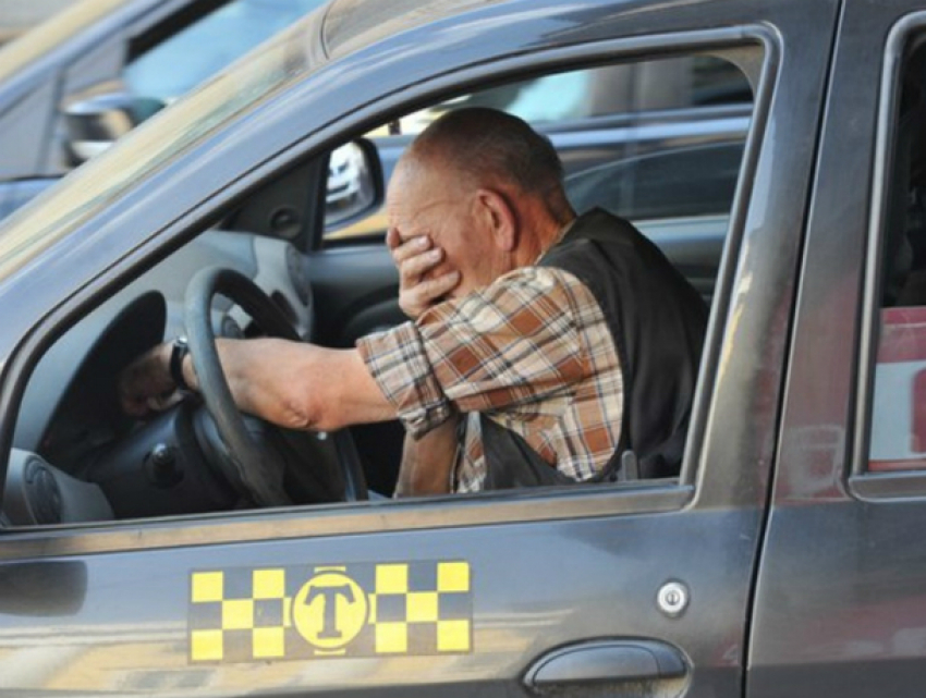 Буйный пассажир 15 раз пырнул отверткой водителя такси в Ростовской области