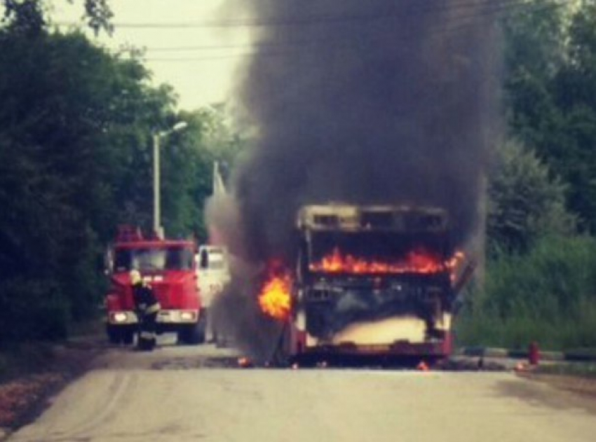 В Ростове полностью выгорел пассажирский автобус 