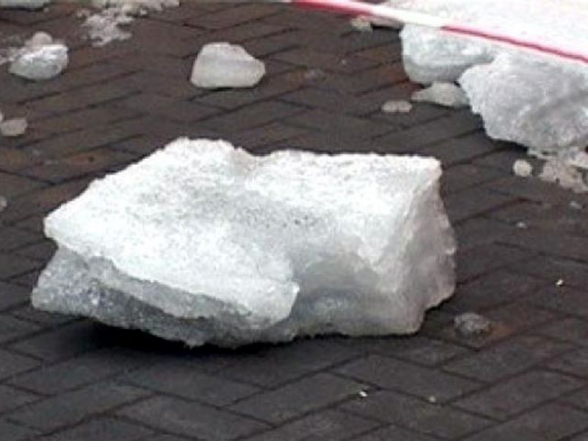 Экс-директора ростовского студгородка осудили за гибель женщины от удара глыбой льда