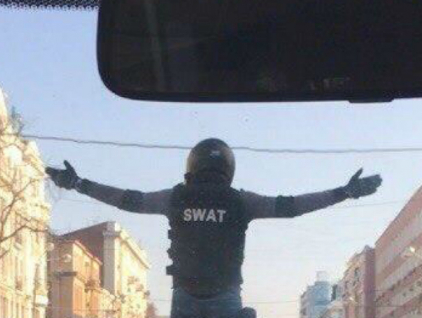 Катавшийся стоя на мотоцикле бесстрашный байкер вызвал жаркую дискуссию у жителей Ростова