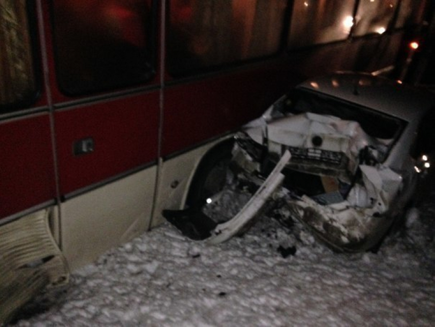 Под Ростовом произошло ДТП с участием нескольких машин и автобуса