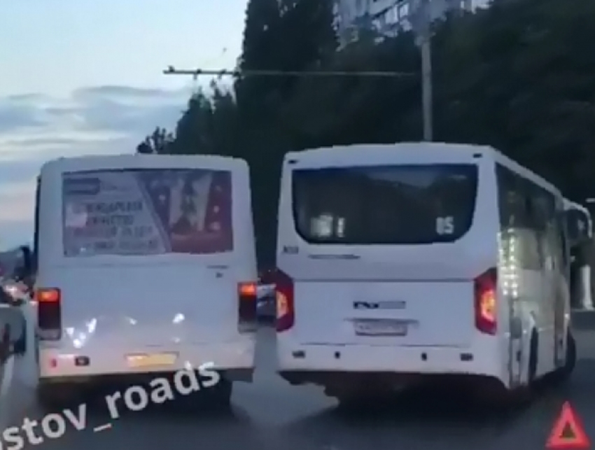 В Ростове столкнулись автобусы, спровоцировав пробку в центре города