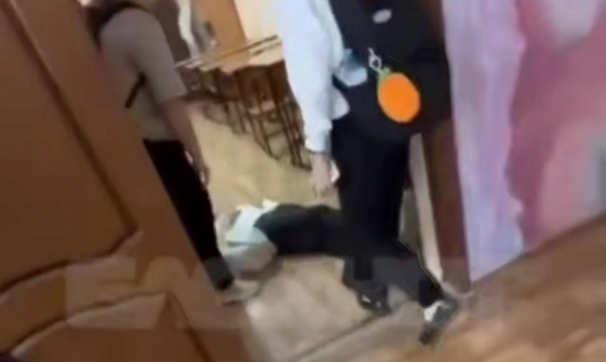 СК возбудили уголовку из-за школьника, отправившего девочку в нокаут  