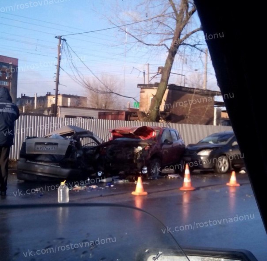 В Ростове три автоледи не поделили дорогу на Российской: есть жертвы