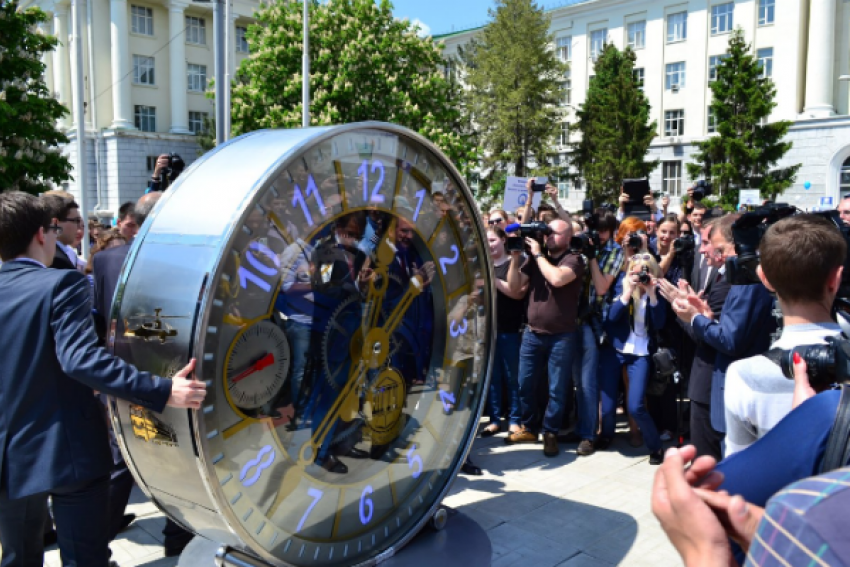 В Ростове на площади Гагарина запустили уникальные часы