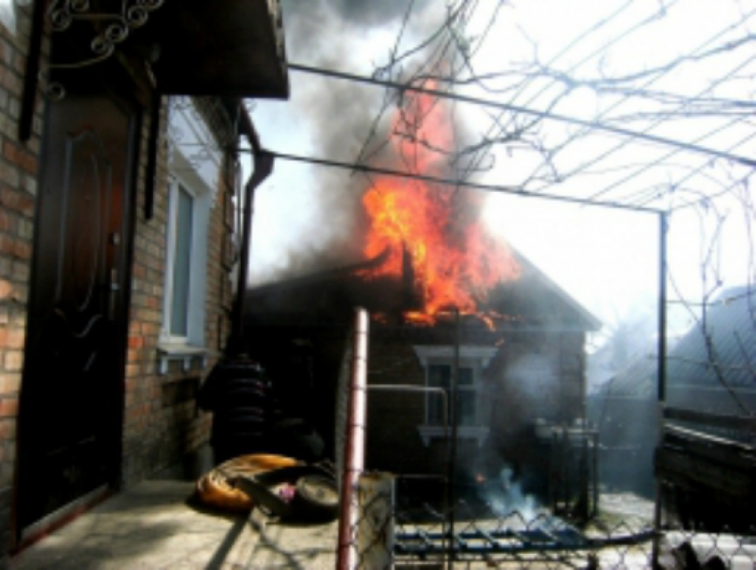 Женщина не смогла выбраться из горящего дома и погибла в Ростовской области