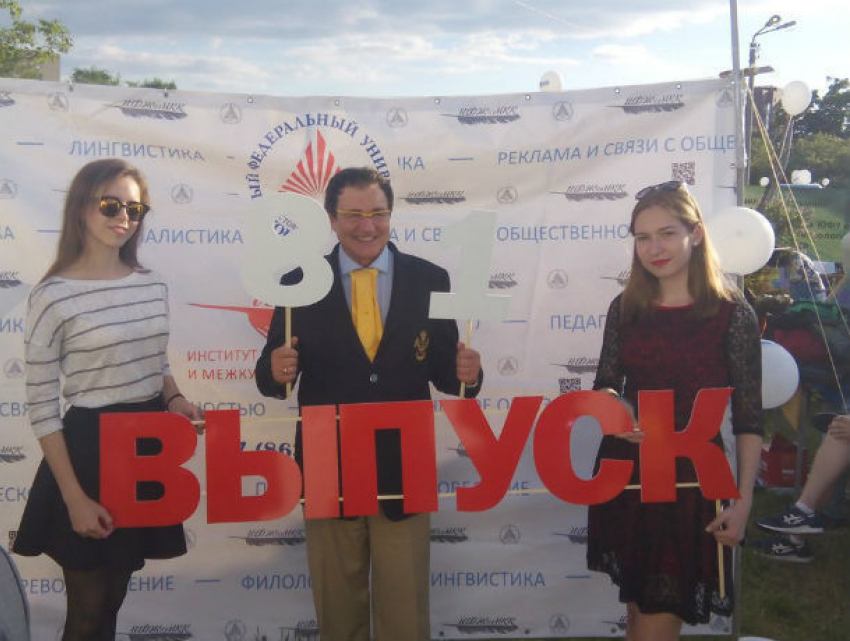 Телеведущий Дмитрий Дибров на встрече выпускников в Ростове боялся не попасть в Instagram