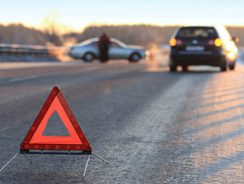 Смертельный наезд на меняющего колесо мужчину в Ростовской области совершила иномарка