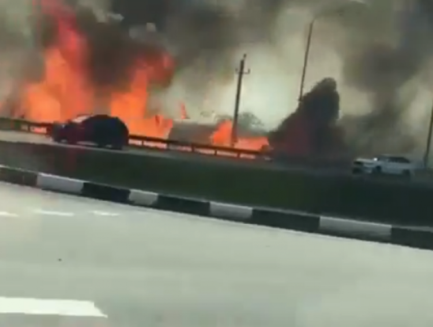 Экстремально объятая пламенем автотрасса попала на видео в Ростове