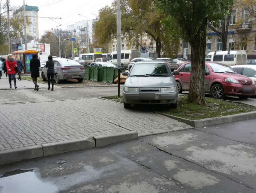 Припарковавшиеся «всем назло» автохамы поразили своей наглостью жителей Ростова