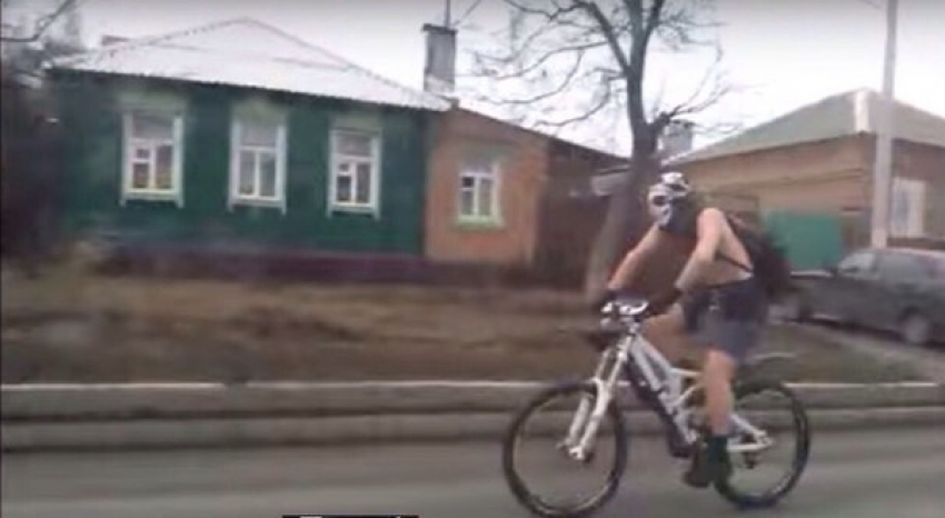 Ростовский велосипедист в маске «рассекает» по городу с голым торсом