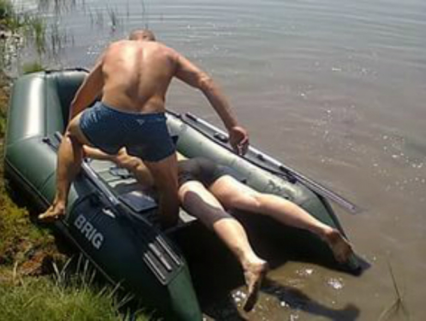 Обреченного молодого купальщика вытащили из реки в Ростовской области