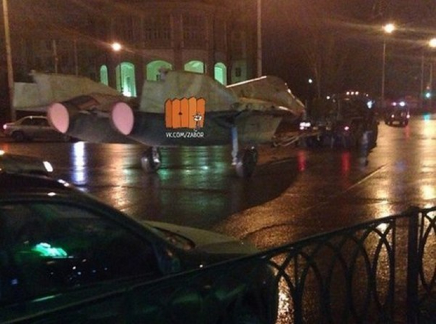 В Ростове очевидцы заметили истребитель в сопровождении патруля