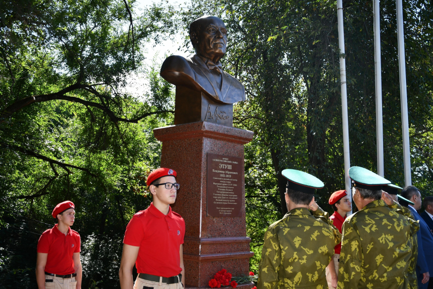 Памятник известному артисту и участнику ВОВ Владимиру Этушу открыли в Аксае