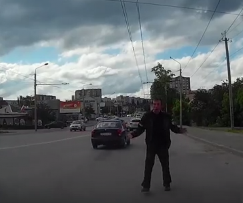 Ростовчанин, кидающийся под колеса авто, попал на видео 