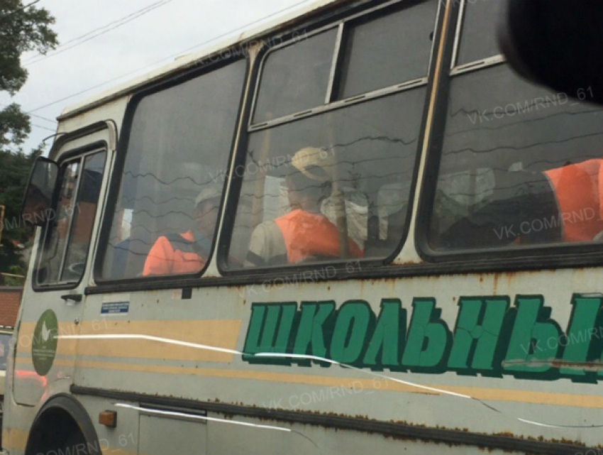 Полный автобус «школьников-гастарбайтеров» в оранжевой робе рассмешил жителей Ростова