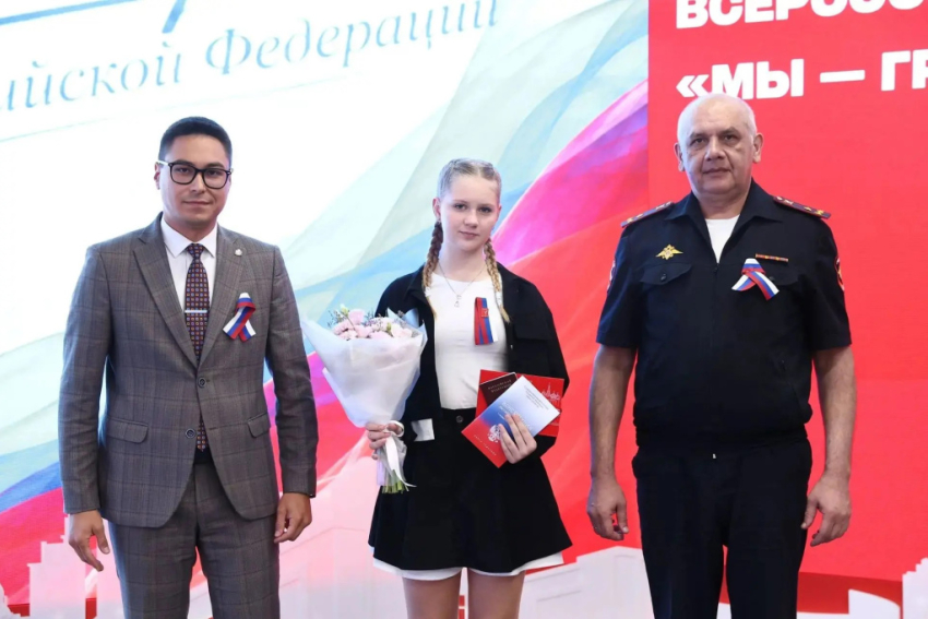 Ростовским школьникам торжественно выдали паспорта перед Днем государственного флага
