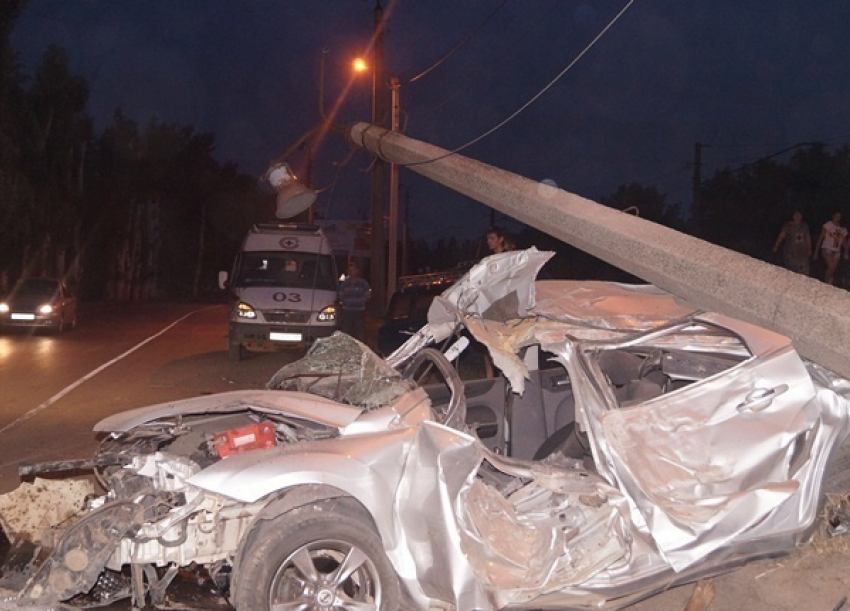 В Таганроге «Форд» столкнулся с двумя машинами и врезался в ЛЭП: 1 погиб, 3 пострадали