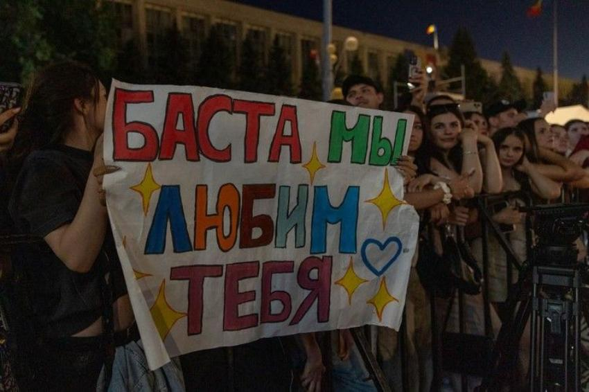 Ростовский музыкант Баста заставил петь на русском Кишинев 