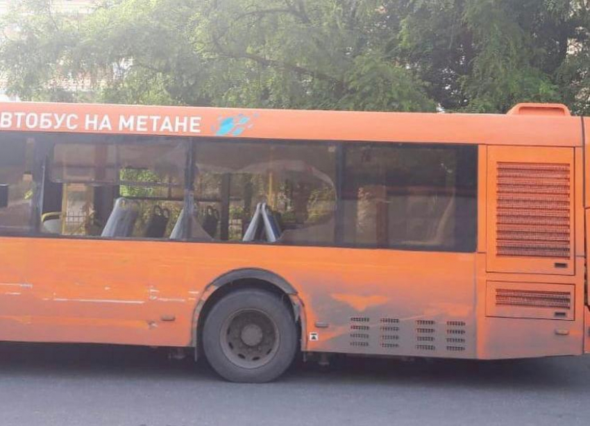 В Ростове грузовик врезался в автобус с пассажирами