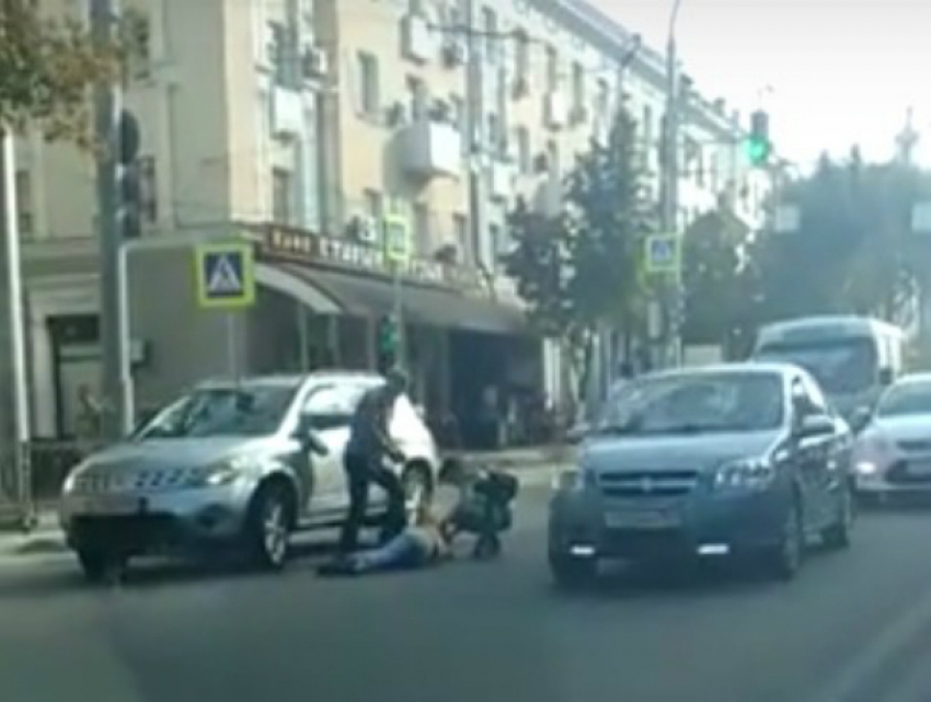 Иномарка сбила безрассудную женщину-пешехода в центре Ростова 