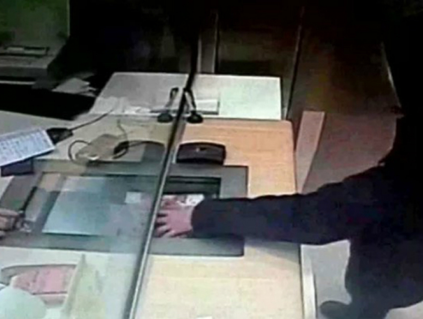 Испугавшийся грабитель, сверкая пятками, сбежал из ростовского отделения банка