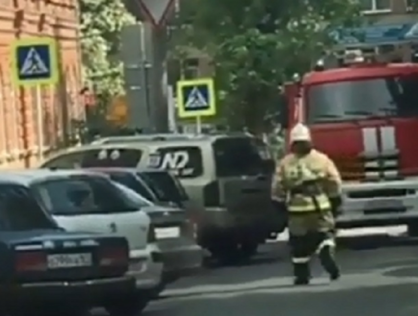 Автохамы заблокировали проезд пожарной машины к пылающему дому в Ростове и попали на видео