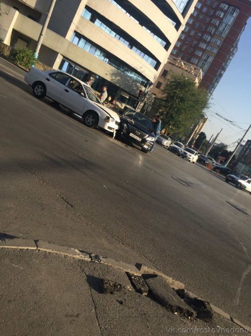 Две иномарки столкнулись в центре Ростова 