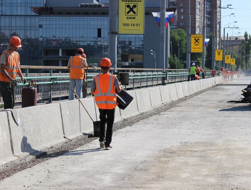 На «пробочном» мосту на Стачки в Ростове десятки рабочих поменяли бетонное основание