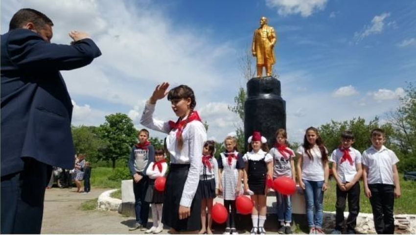 Коммунисты восстановили памятник Ленину в Белокалитвинском районе 