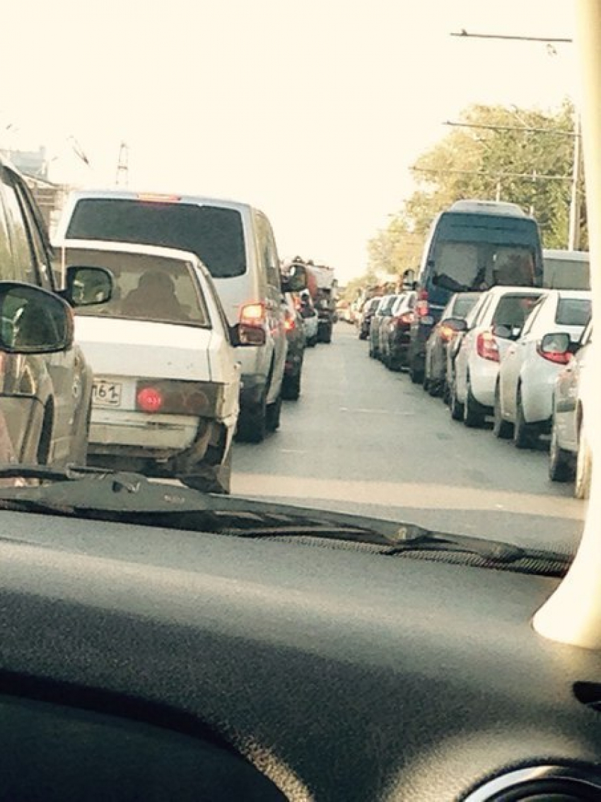 Ростовских автомобилистов предупреждают о пробке на Таганрогской