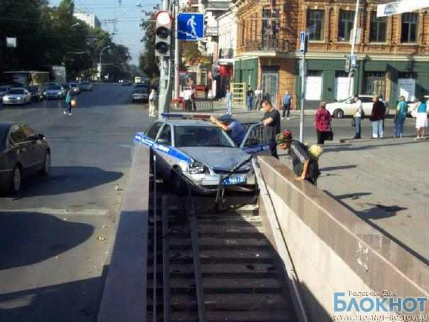 В Ростове полицейский автомобиль протаранил подземный переход