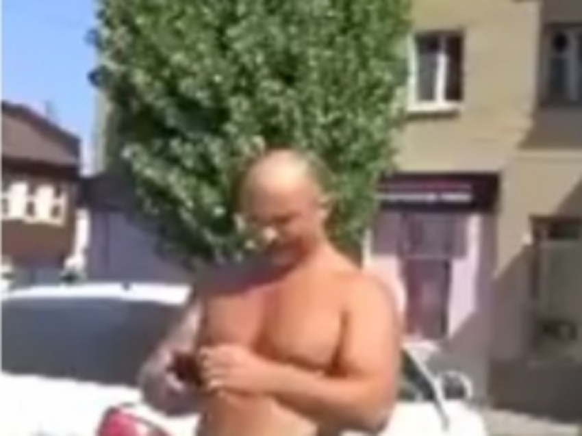 Борзый мужик с голым пузом в Ростове устроил автовладельцу шоу жесткой автоподставы