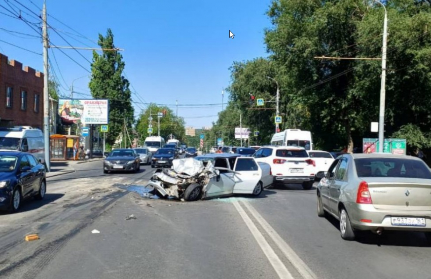 Двое ростовчан пострадали во время ДТП с легковушкой и автобусом