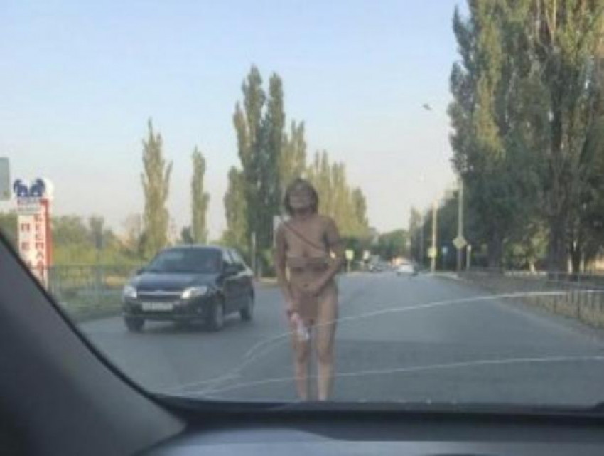 Совершенно голая леди вышла навстречу приключениям на дороге в Ростовской области
