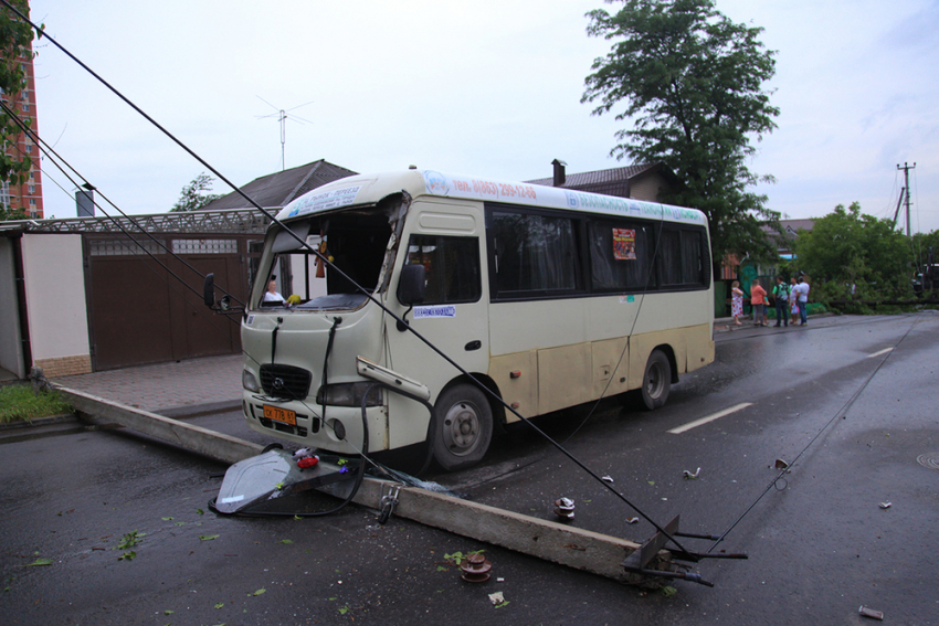 В Ростове из-за ветра столб упал на маршрутку 