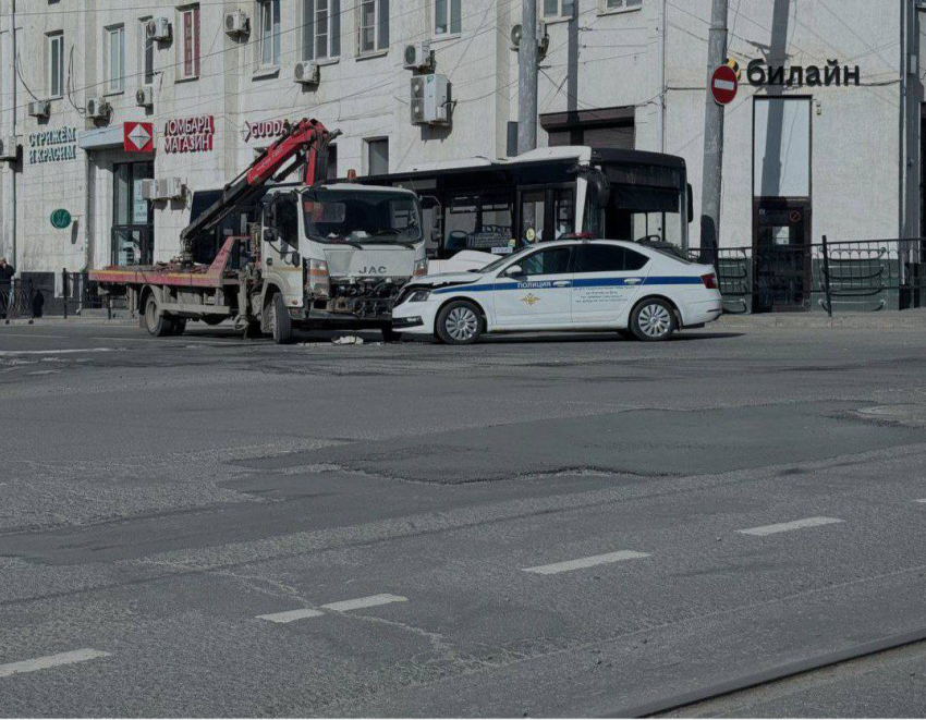 Карета ГАИ врезалась в эвакуатор на Московской в Ростове