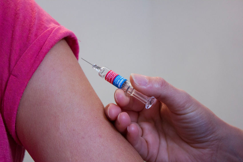 Жителям Ростовской области рассказали о противопоказаниях вакцины против коронавируса для детей