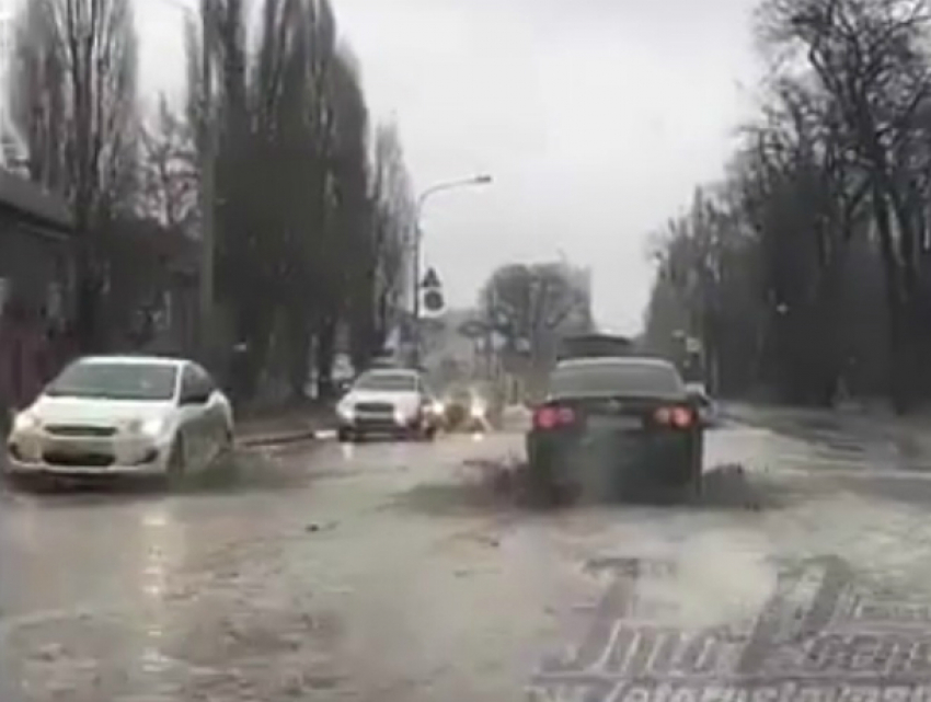 Утопающие на улицах Ростова возмущенные автомобилисты попали на видео