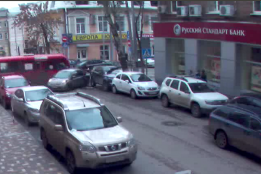 Камеры зафиксировали ДТП, во время которого «Ниссан» «вмял» пешехода в припаркованную авто