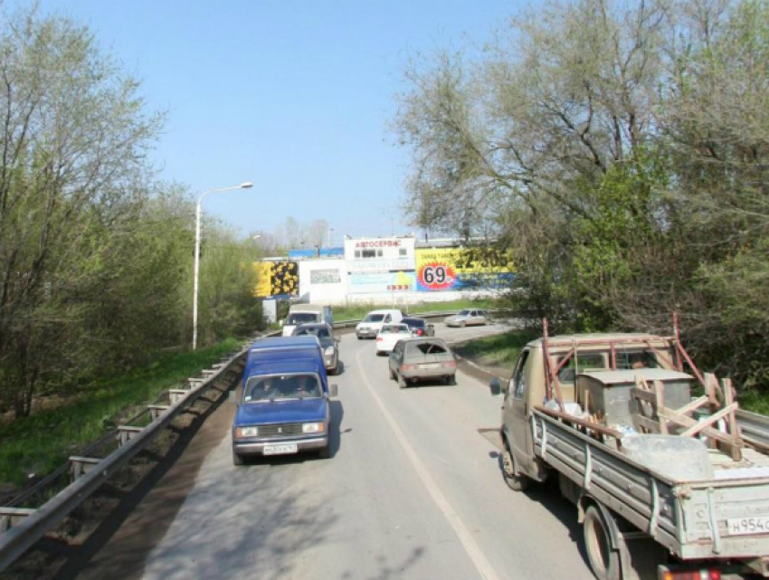 Жуткую пробку из-за сломавшегося грузовика в Ростове сняли на видео
