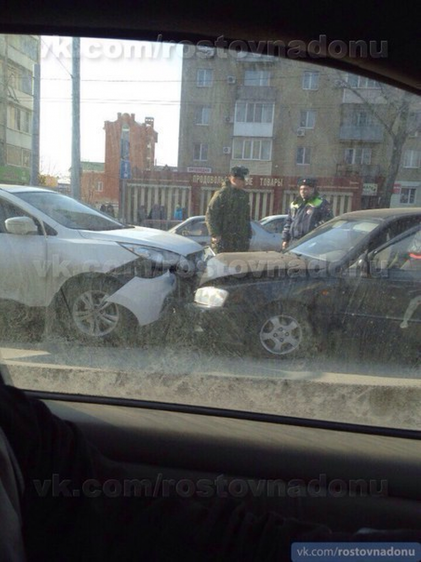 В Ростове из-за наледей на дорогах «Хендай» вылетел на встречку и столкнулся с внедорожником