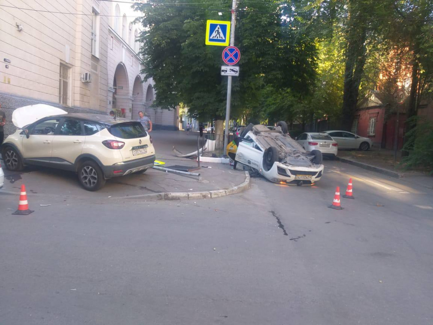 Машина «Яндекс.Такси» перевернулась после ДТП в центре Ростова