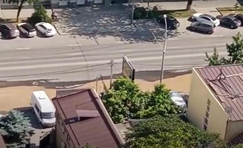 Улицу Красноармейскую в Ростове затопило из-за прорыва воды