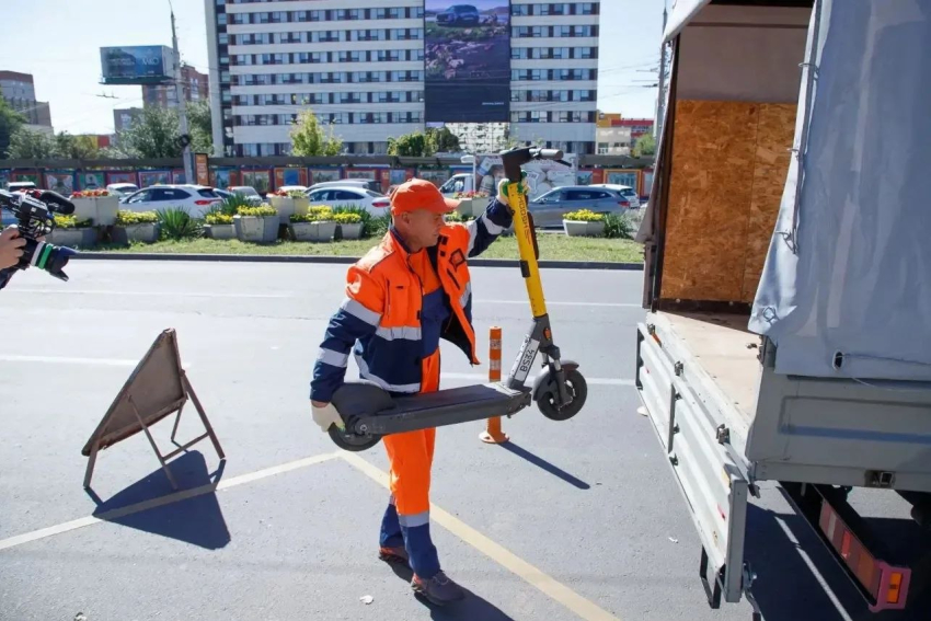 В Ростове около 30 брошенных электросамокатов вывезли на спецстоянку